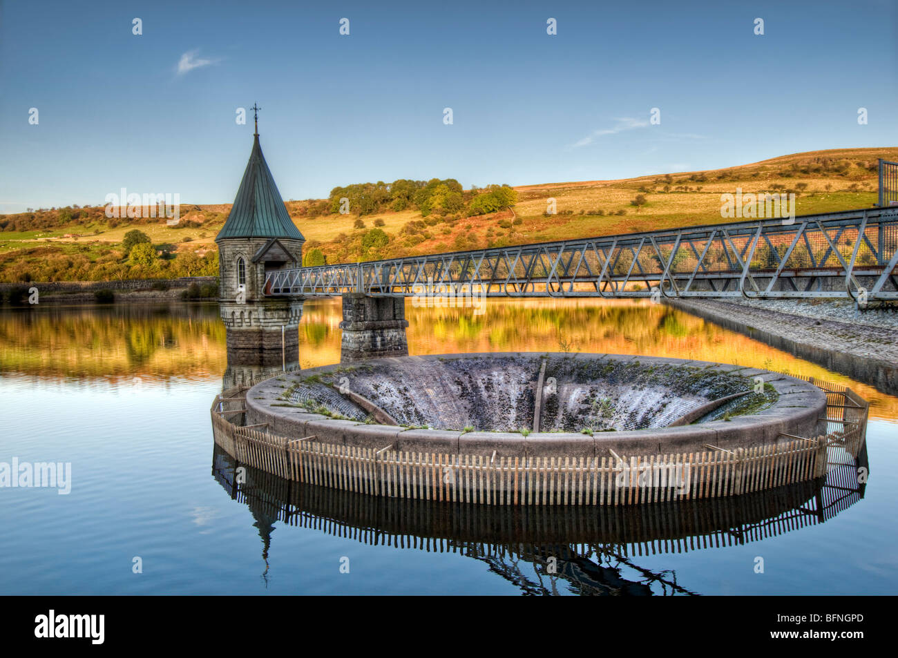 Immagine hdr di Pontsticill serbatoio (conosciuto anche come lago Dolygaer) Brecon Beacons Mid-Wales in prima serata con la riflessione Foto Stock