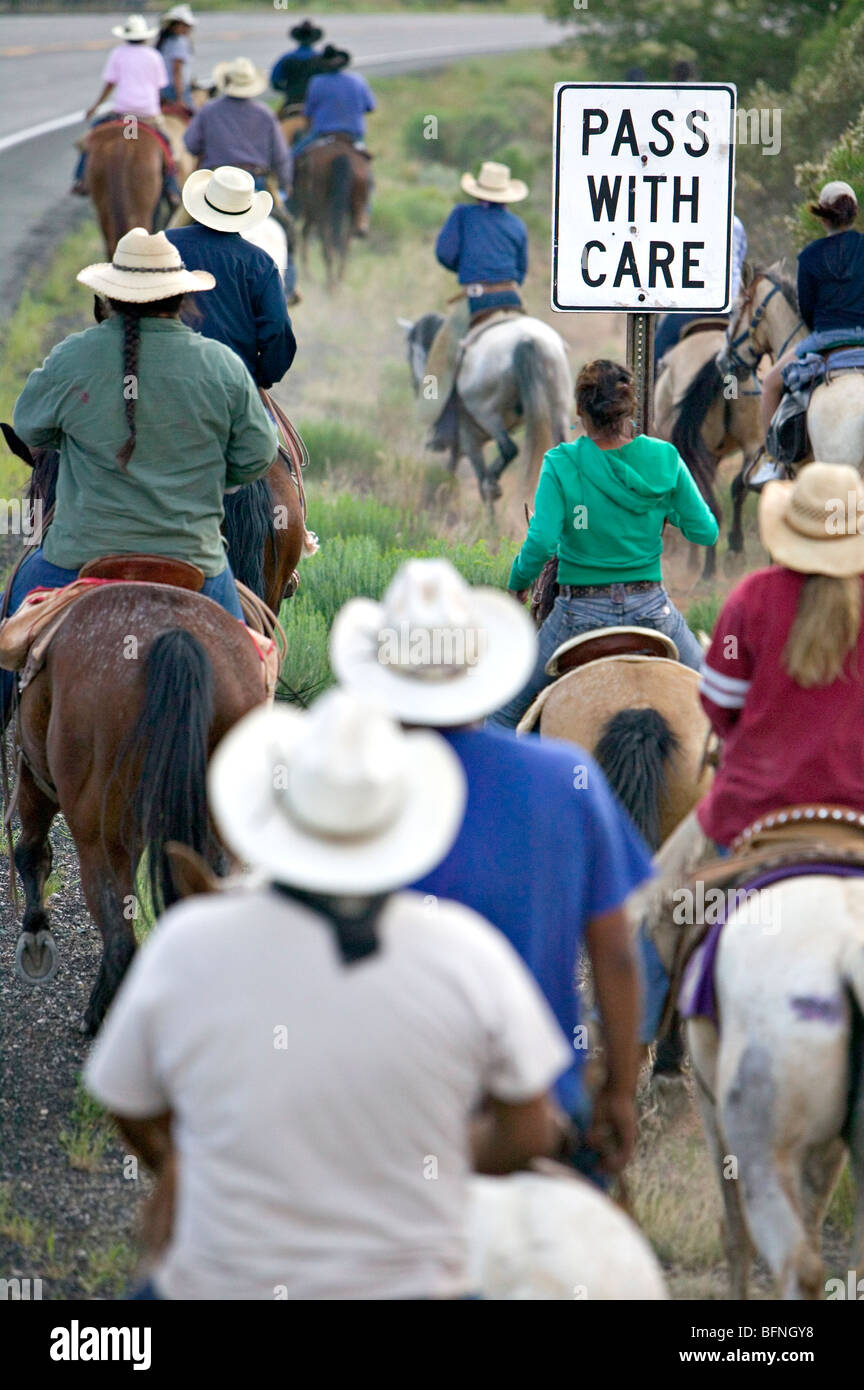 Equitazione andare attorno ad un Pass con segno della cura. Foto Stock