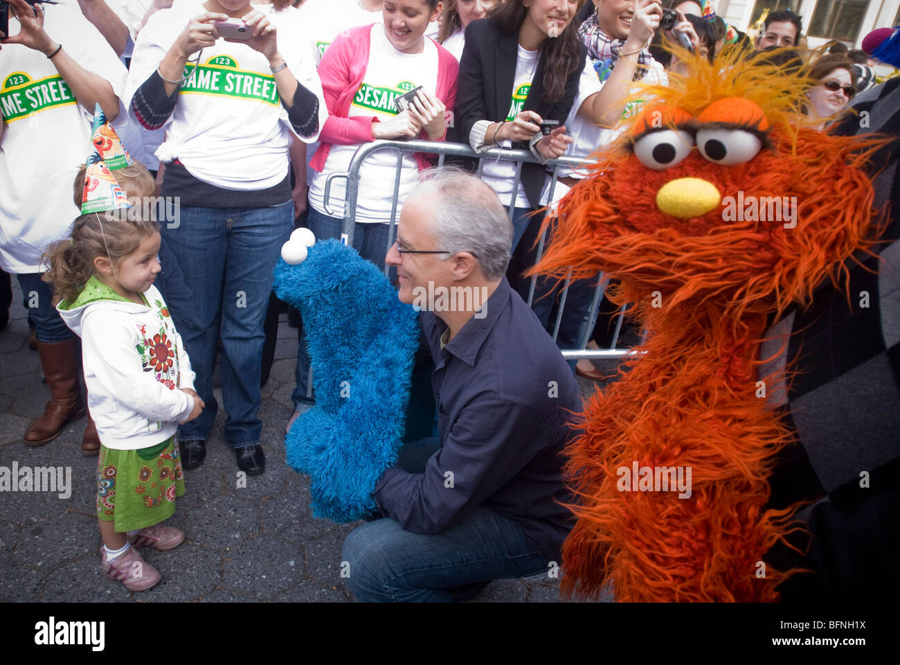 Sesame Street lo celebra il quarantesimo anniversario con lo scoprimento di una temporanea strada segno su Broadway a New York Foto Stock