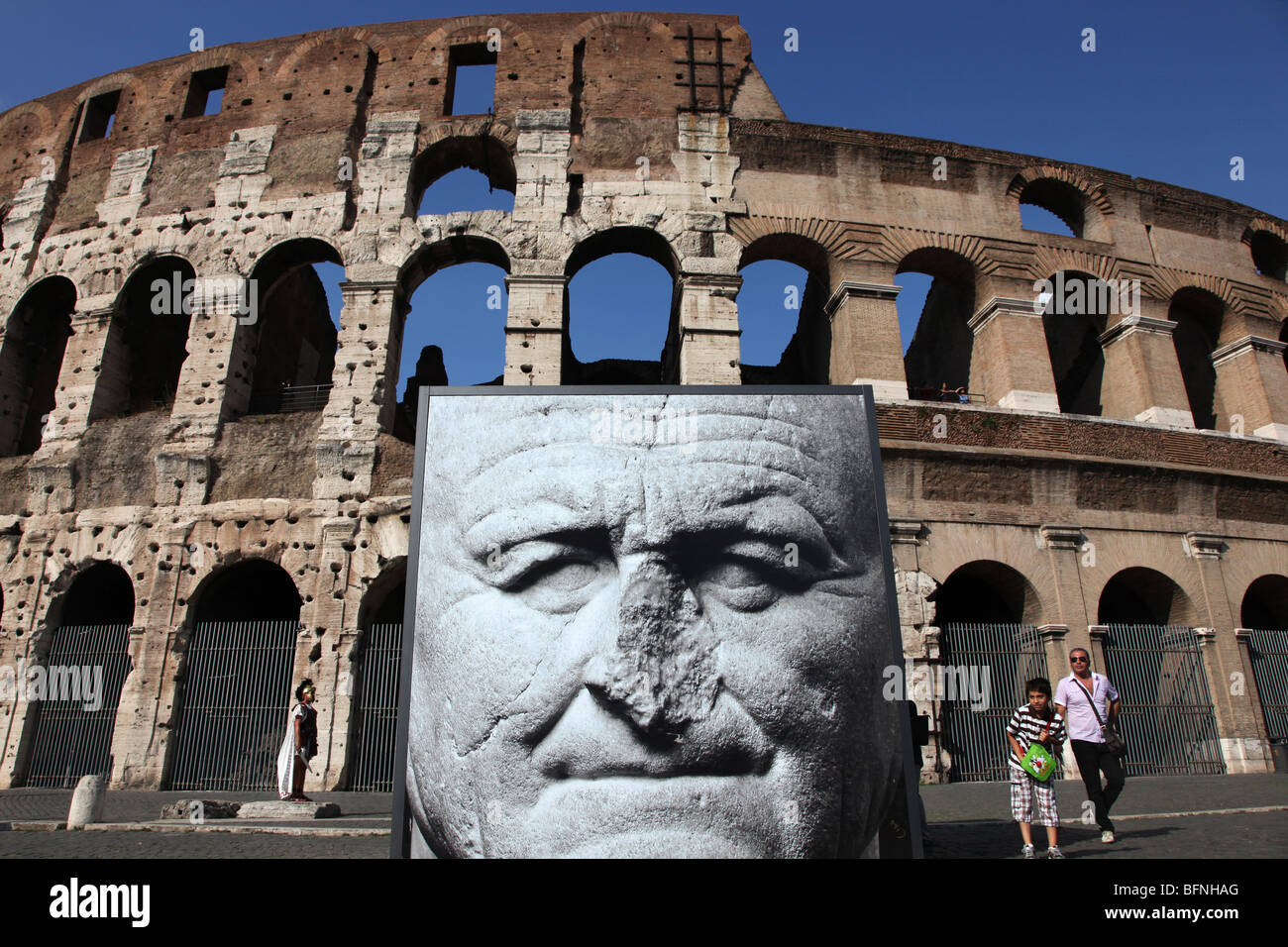 Un'immagine dell'Imperatore Vespasiano, di fronte al Colosseo, Roma, Italia. Foto Stock