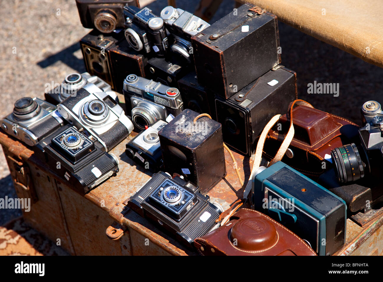 Vecchie fotocamere in vendita al giorno del mercato a l'Isle sur la Sorgue, Provenza, Francia Foto Stock
