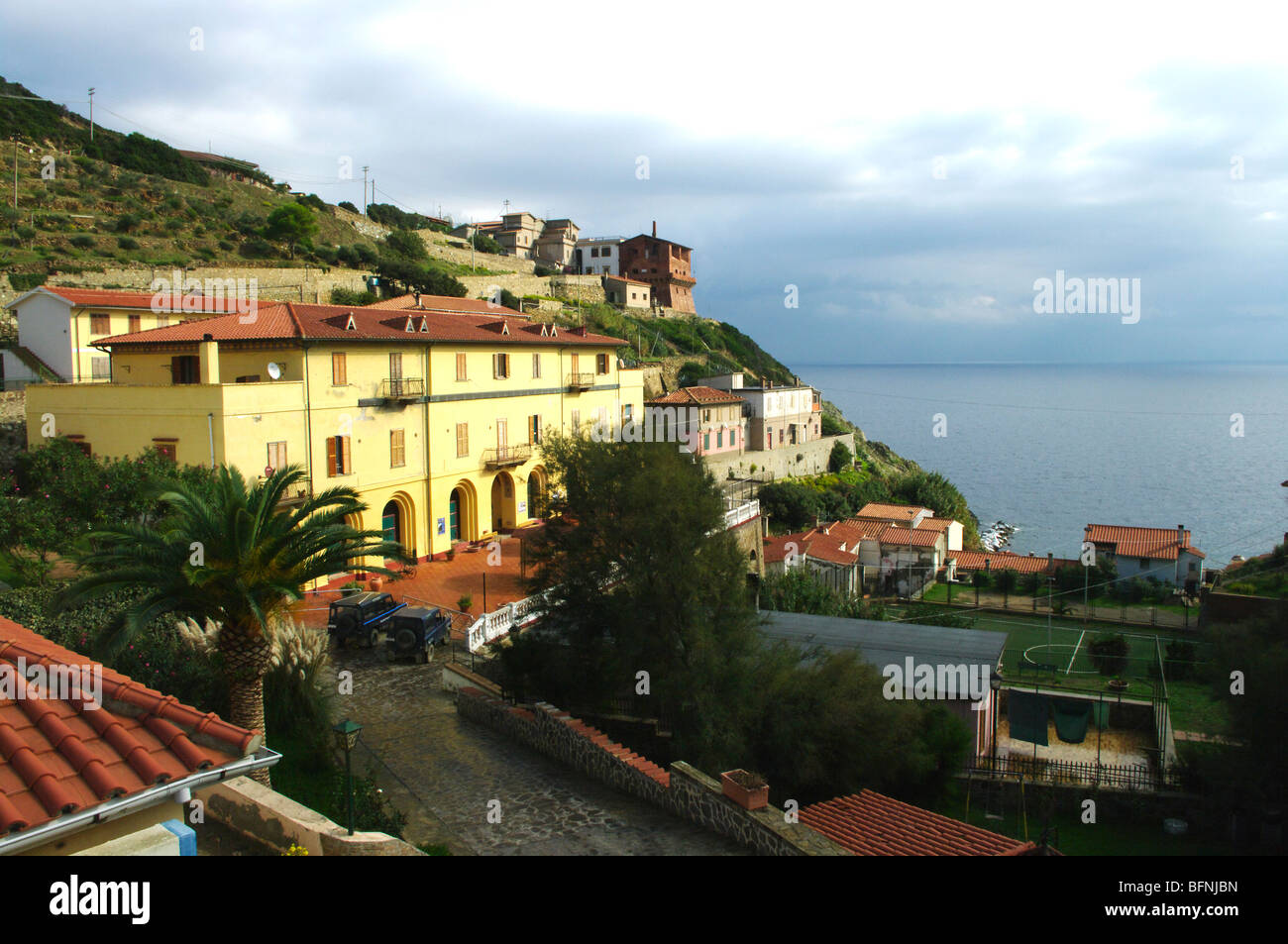 Isola di Gorgona, Arcipelago Toscano, vista della piazza centrale e porto Foto Stock