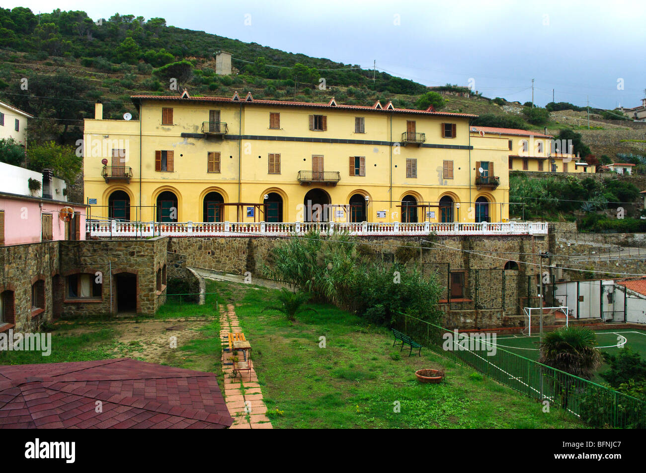 Gorgona uffici ed edifici principali, Arcipelago Toscano, Italia Foto Stock