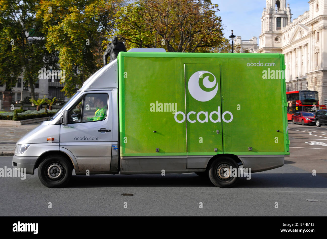 Ocado supermercati della catena di approvvigionamento alimentare consegna business van driver e mate in piazza del Parlamento Londra Inghilterra REGNO UNITO Foto Stock
