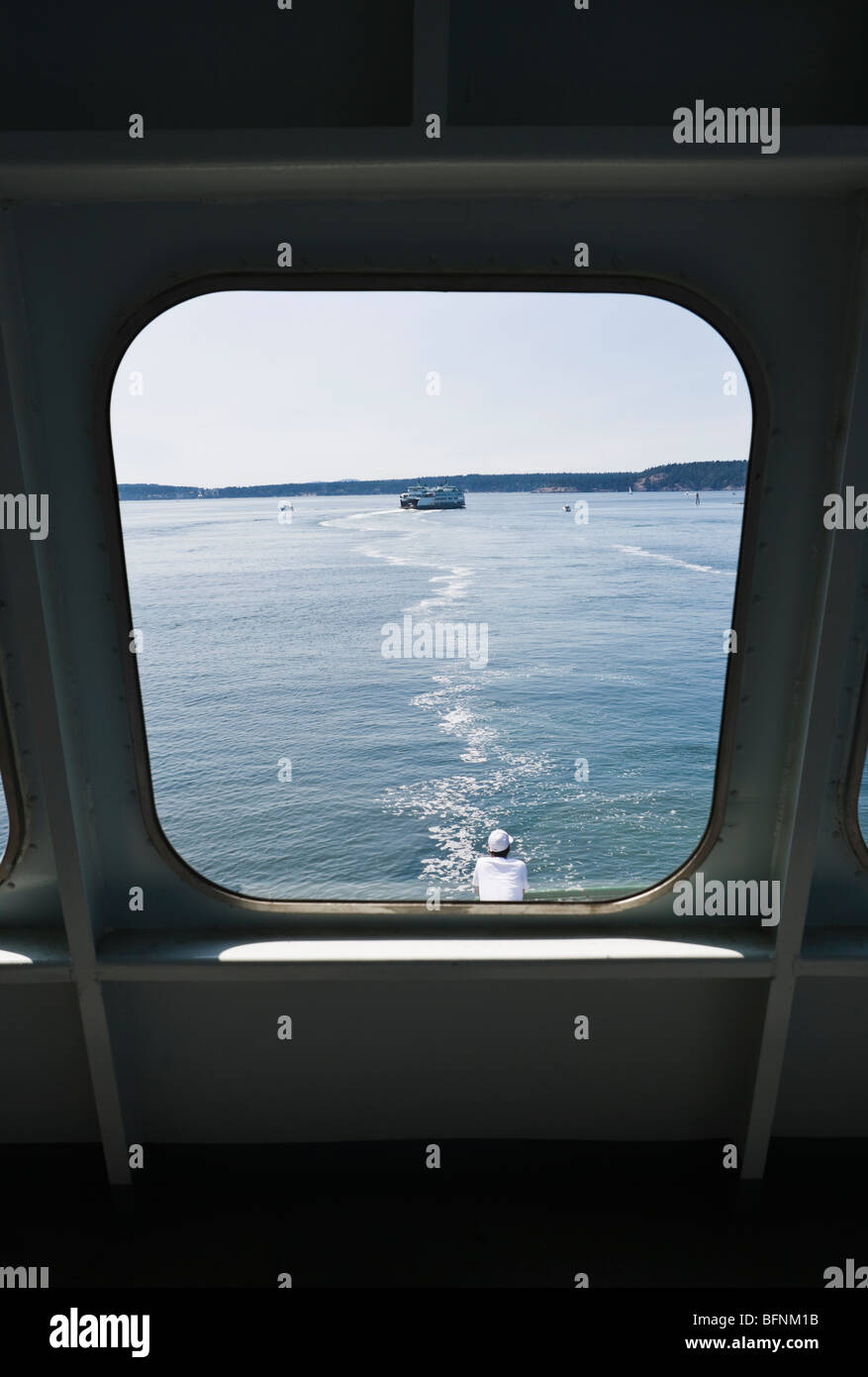 Guardando fuori della finestra su uno stato di Washington il traghetto a San Juan Islands, Washington, Stati Uniti d'America. Foto Stock