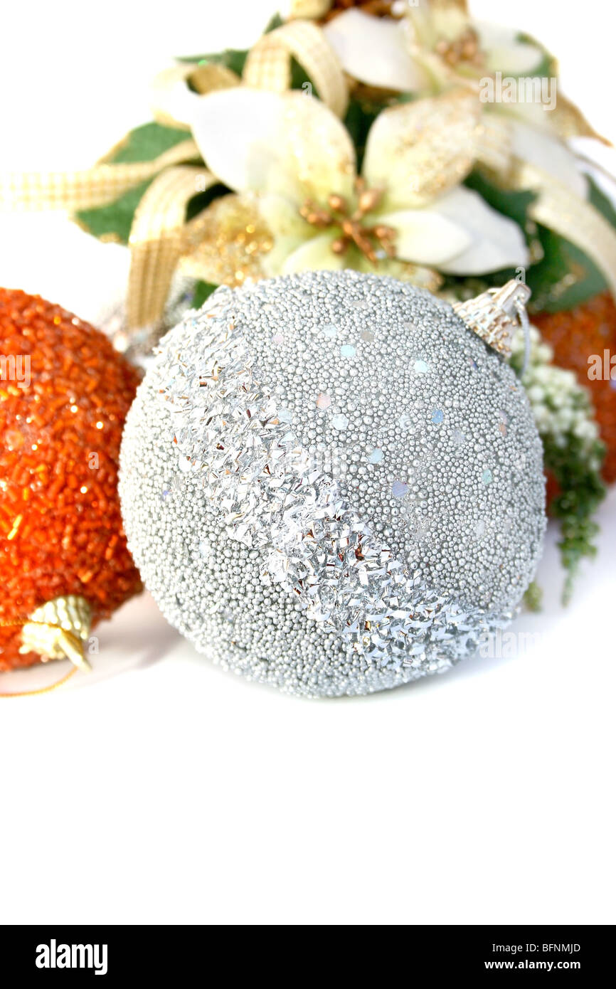 Natale grigio e arancione sfere con holly-berry fiori. Foto Stock