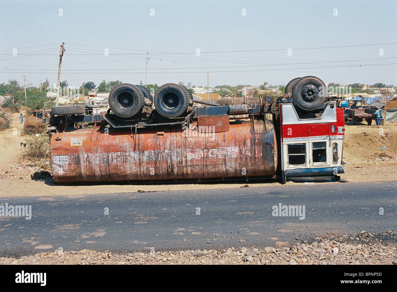 NPM 62665 : Carrello incidente il lato giù turtle ; Bhuj ; Gujarat ; India Foto Stock