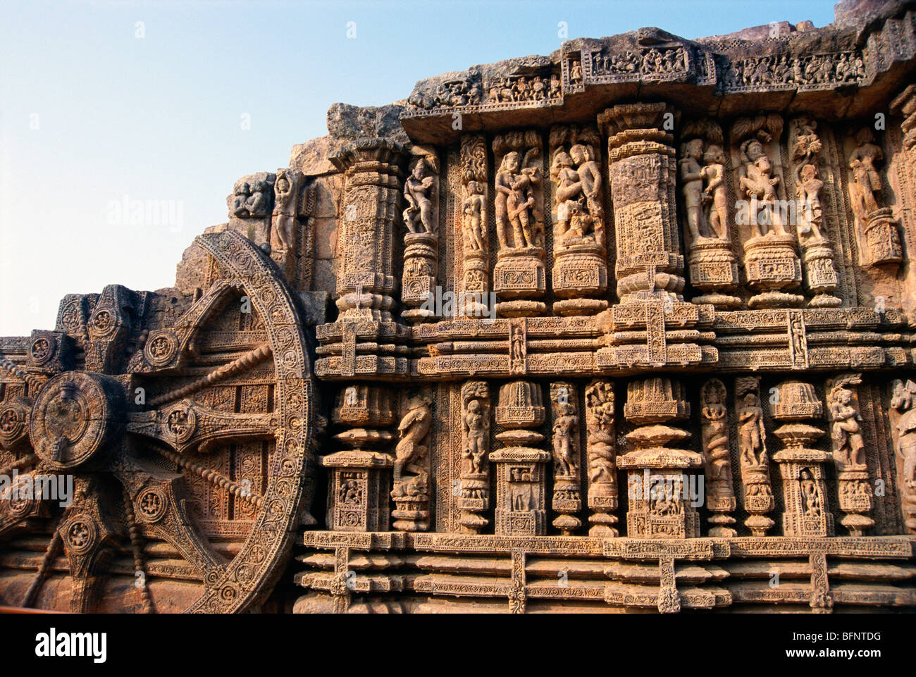 Il modello SDM 60630 : parete scolpita e ruota del tempio del sole , ; Konarak ; Orissa ; India Foto Stock