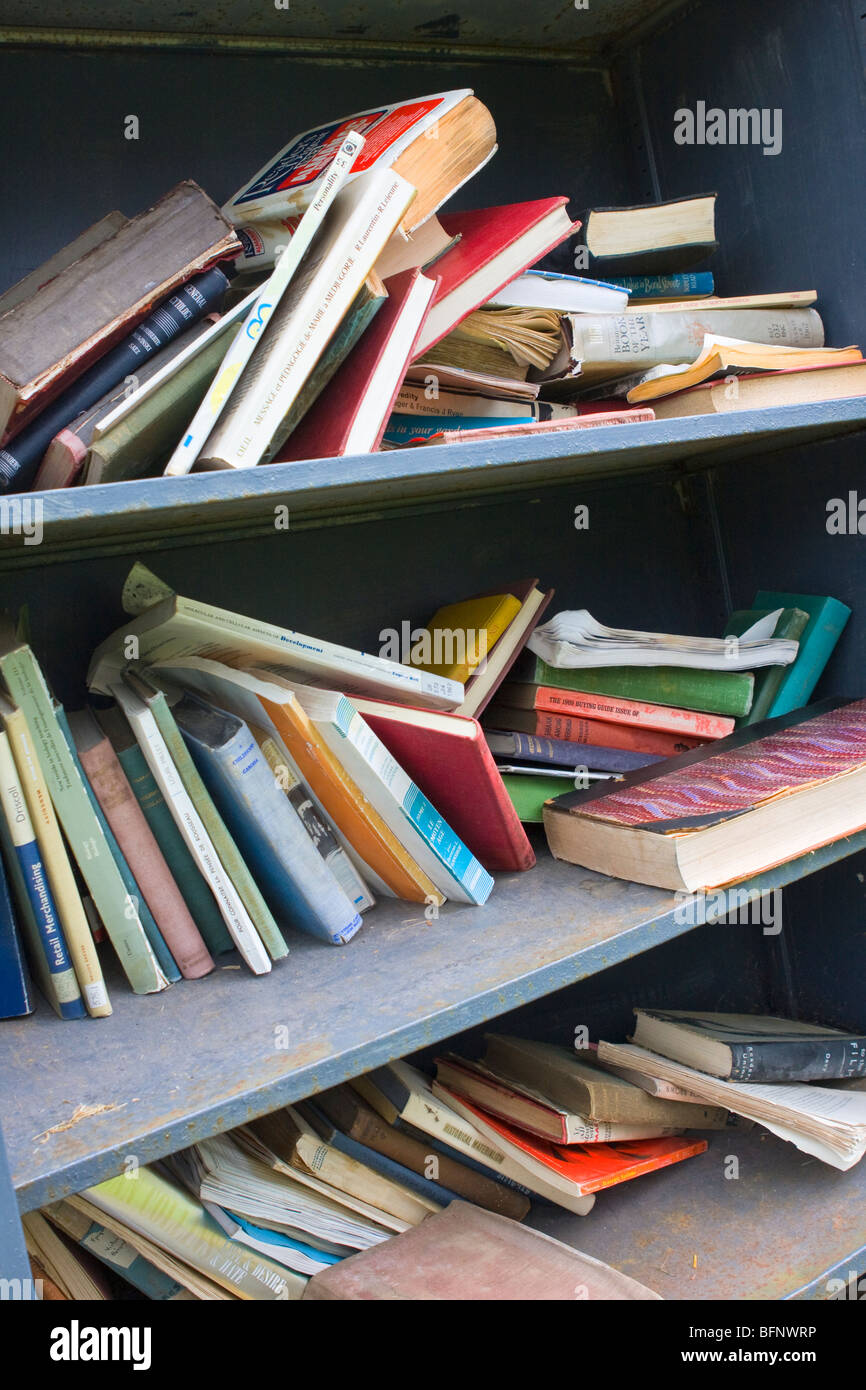 Gli scaffali pieni di libri di seconda mano Foto Stock