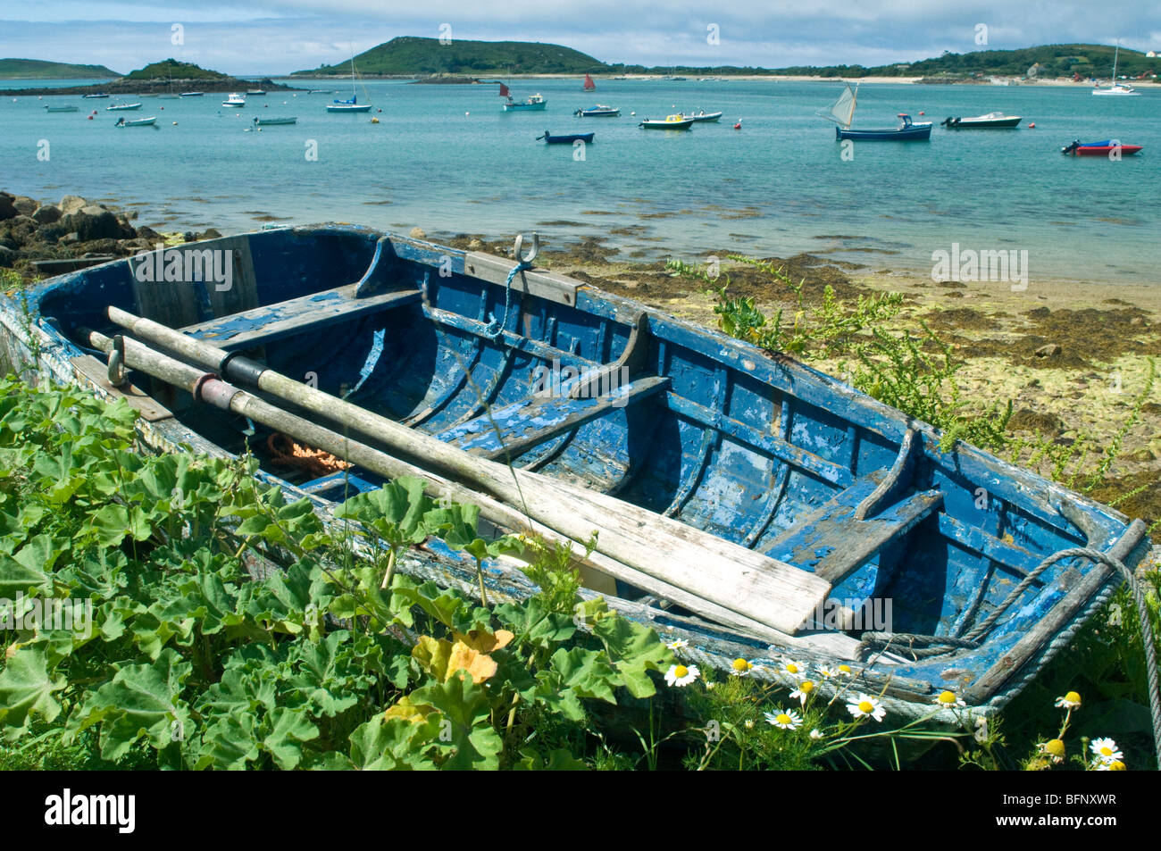 Barca abbandonata vicino a New Grimsby su Tresco nelle isole Scilly Foto Stock