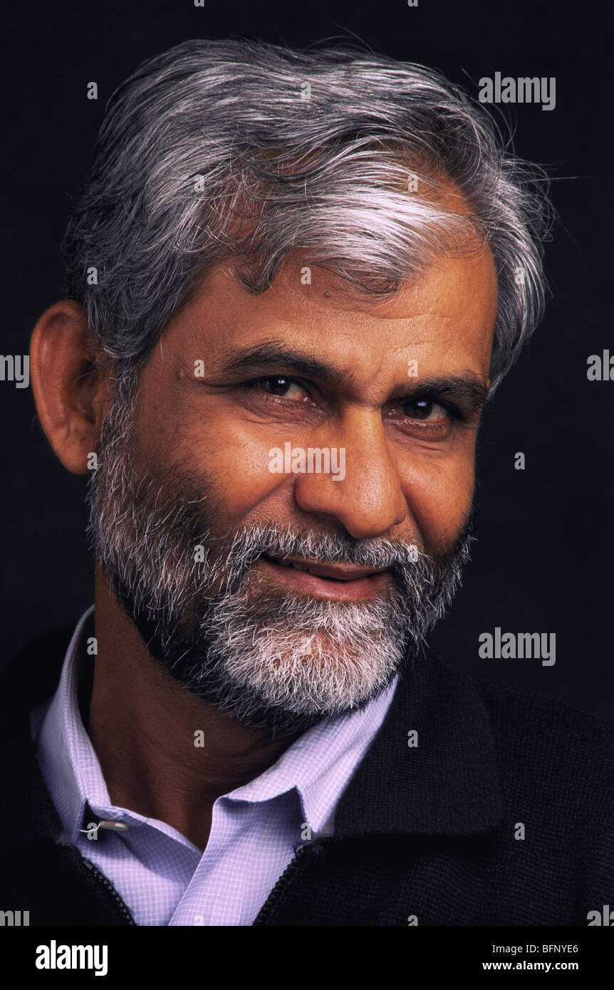 Ritratto indiano dell'uomo anziano con barba di sale e pepe; guardando la  macchina fotografica ; sfondo nero ; India ; Asia ; MR 340 Foto stock -  Alamy