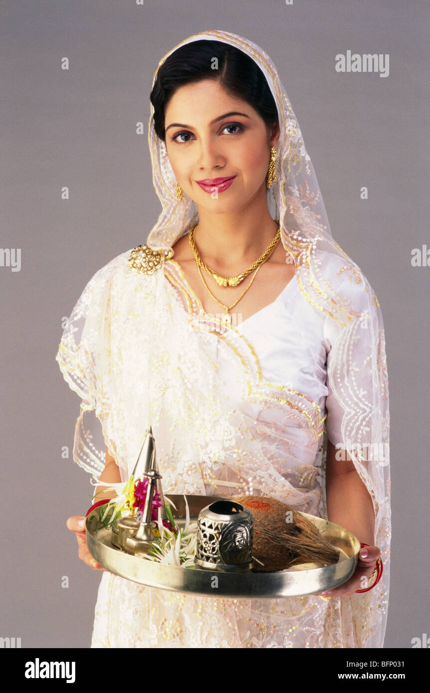Spose indiane; parsi sposa con puja thali in mano; abito matrimoniale; costume da matrimonio; India; MR 143 Foto Stock
