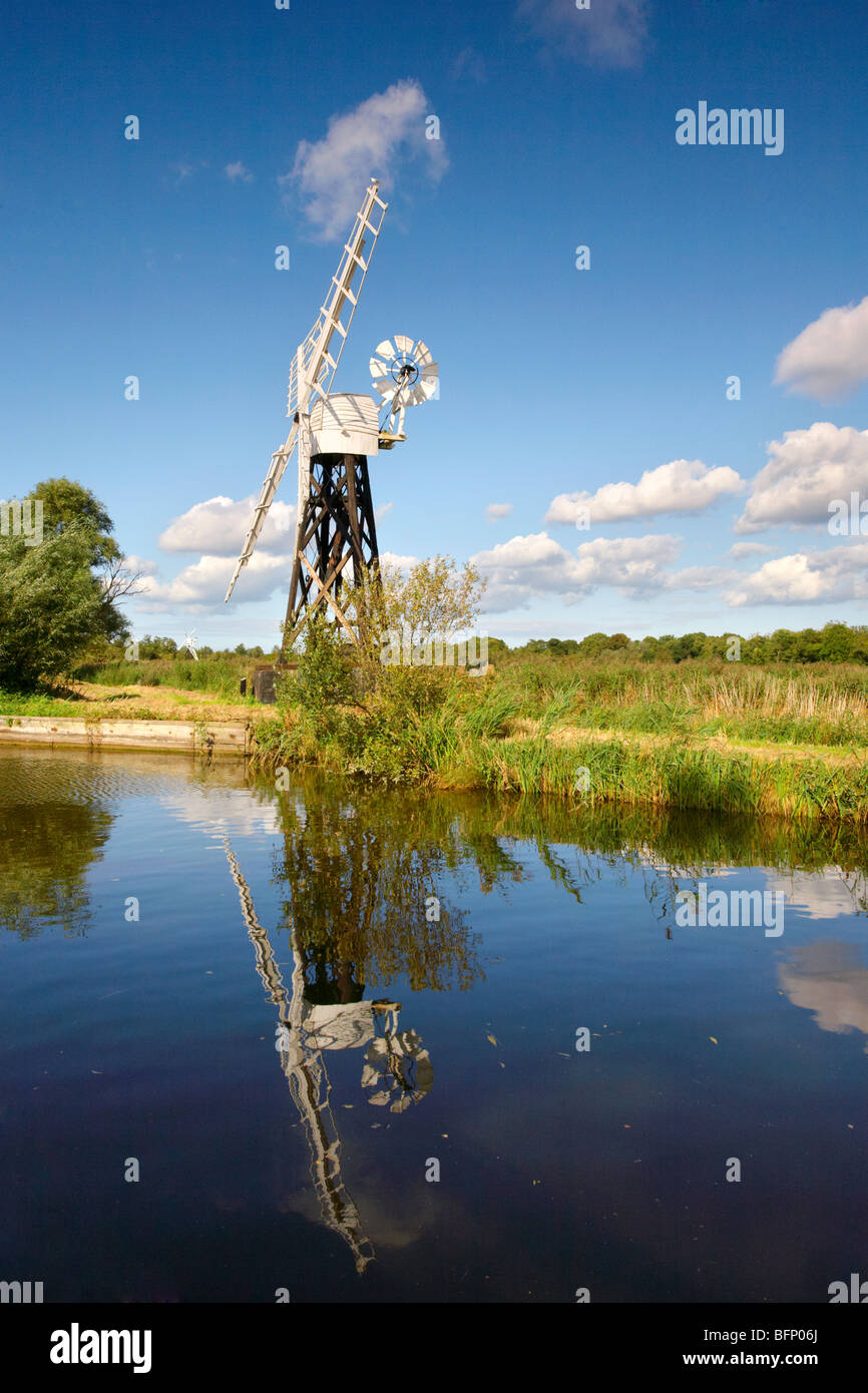 Boardman è aperto e tradizionale legno incorniciata mulino di drenaggio riflettendo nel fiume Ant, Norfolk Broads Foto Stock