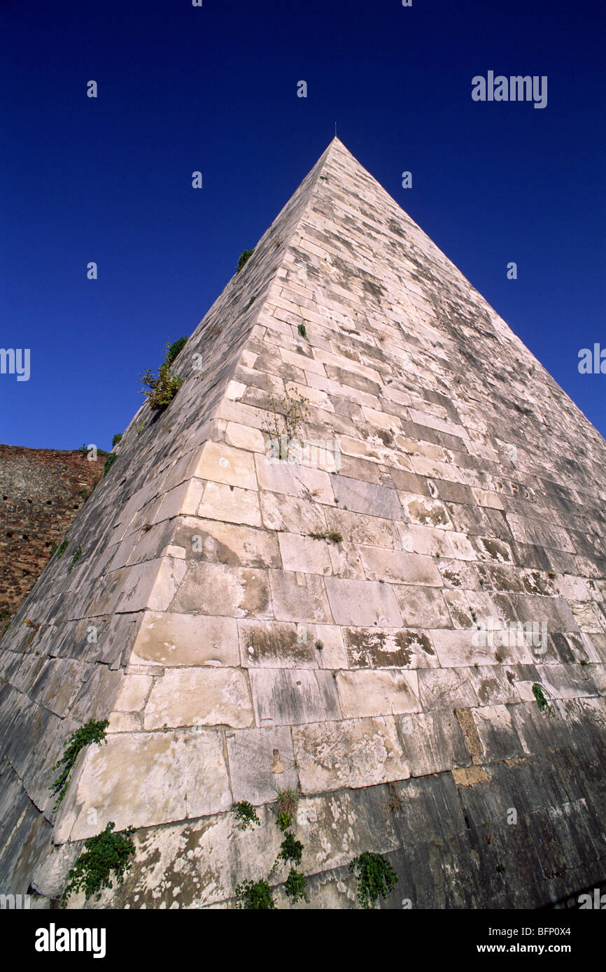 Italia, Roma, piramide di Caio Cestio Foto Stock