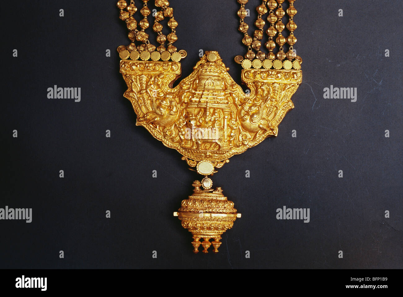 Collana d'oro; collana Gauri Shankaram di 100 anni; centro raffigura Shiv Parvati; collana con lunghezza in vita indossata da Nattukottai Chettiar uomini; India Foto Stock