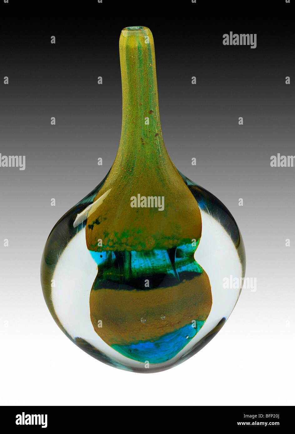 Studio scandinavo vaso di vetro su sfondo graduata Foto Stock