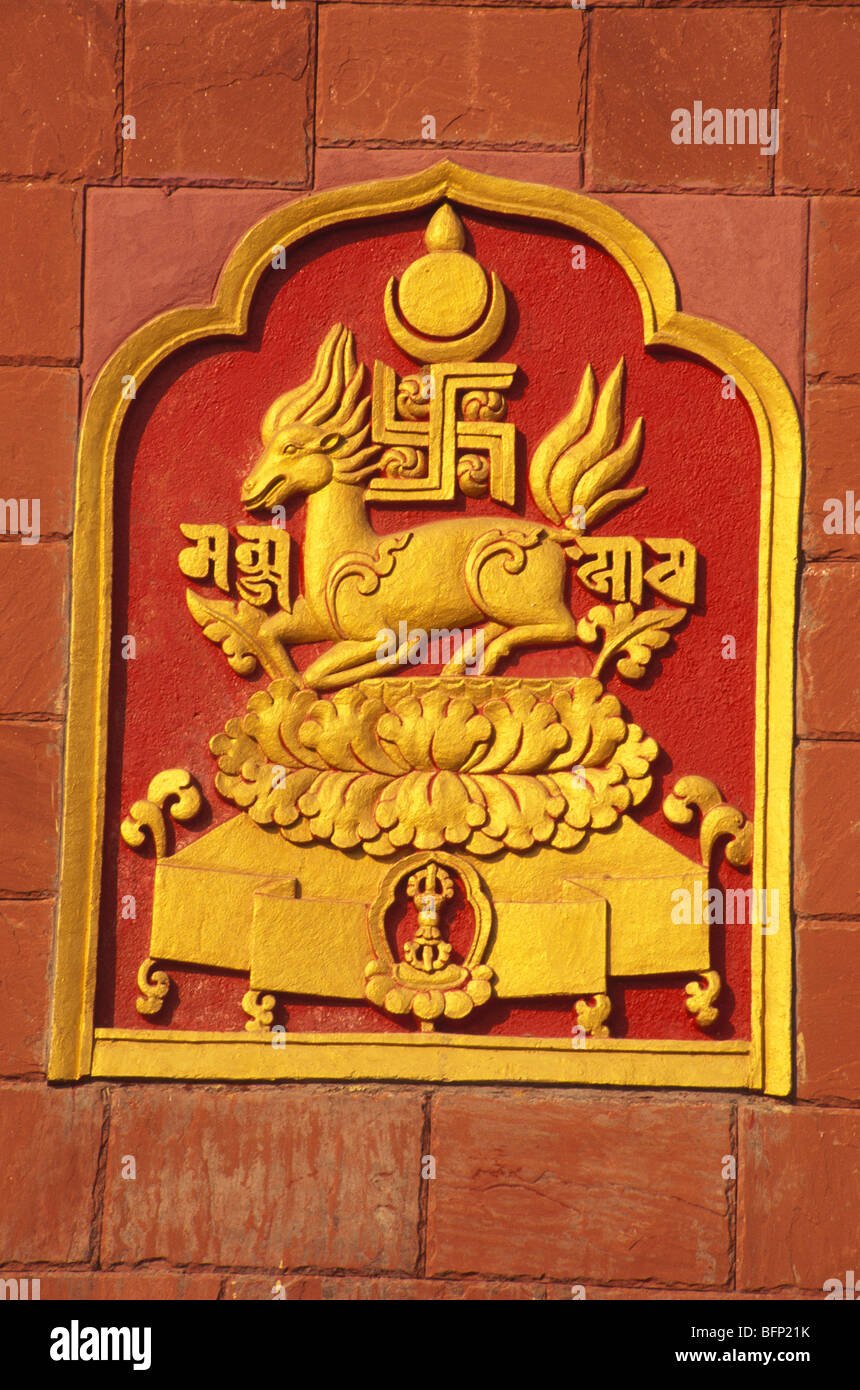 Emblema buddista sul muro; tempio Shechen Tennyi Dargyeling ; Bodh Gaya ; Bihar ; India ; asia Foto Stock