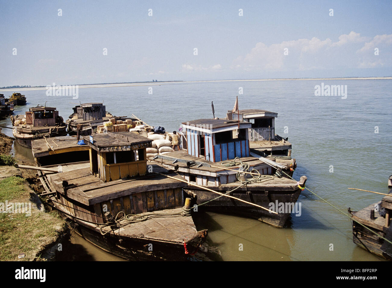 Barche ; fiume Brahmaputra ; fiume Yarlung Tsangpo ; fiume Siang Dihang ; fiume Luit ; fiume Dilao ; Assam ; India ; Asia Foto Stock