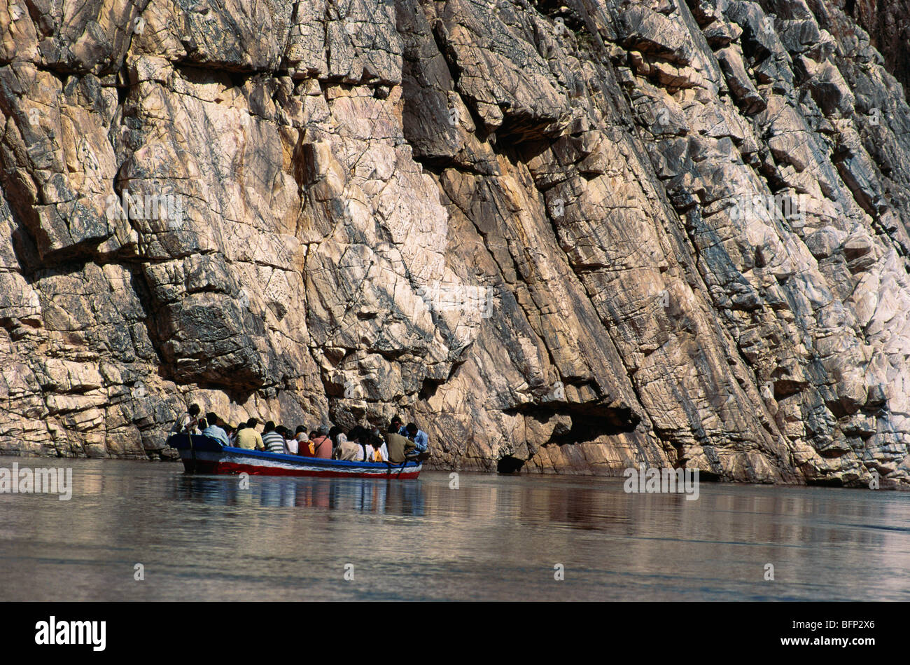 Nautica ; rocce di marmo ; fiume Narmada ; Bhedaghat ; Jabalpur ; Madhya Pradesh ; India ; asia Foto Stock