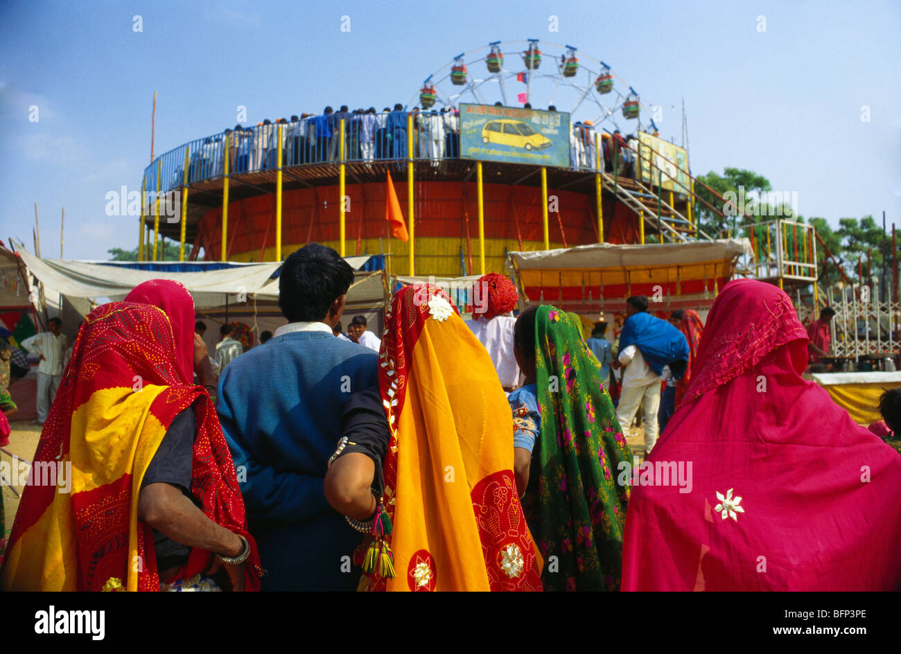 Donne che guardano bene di morte mostra struttura : Pushkar fiera ; Rajasthan ; India ; asia Foto Stock