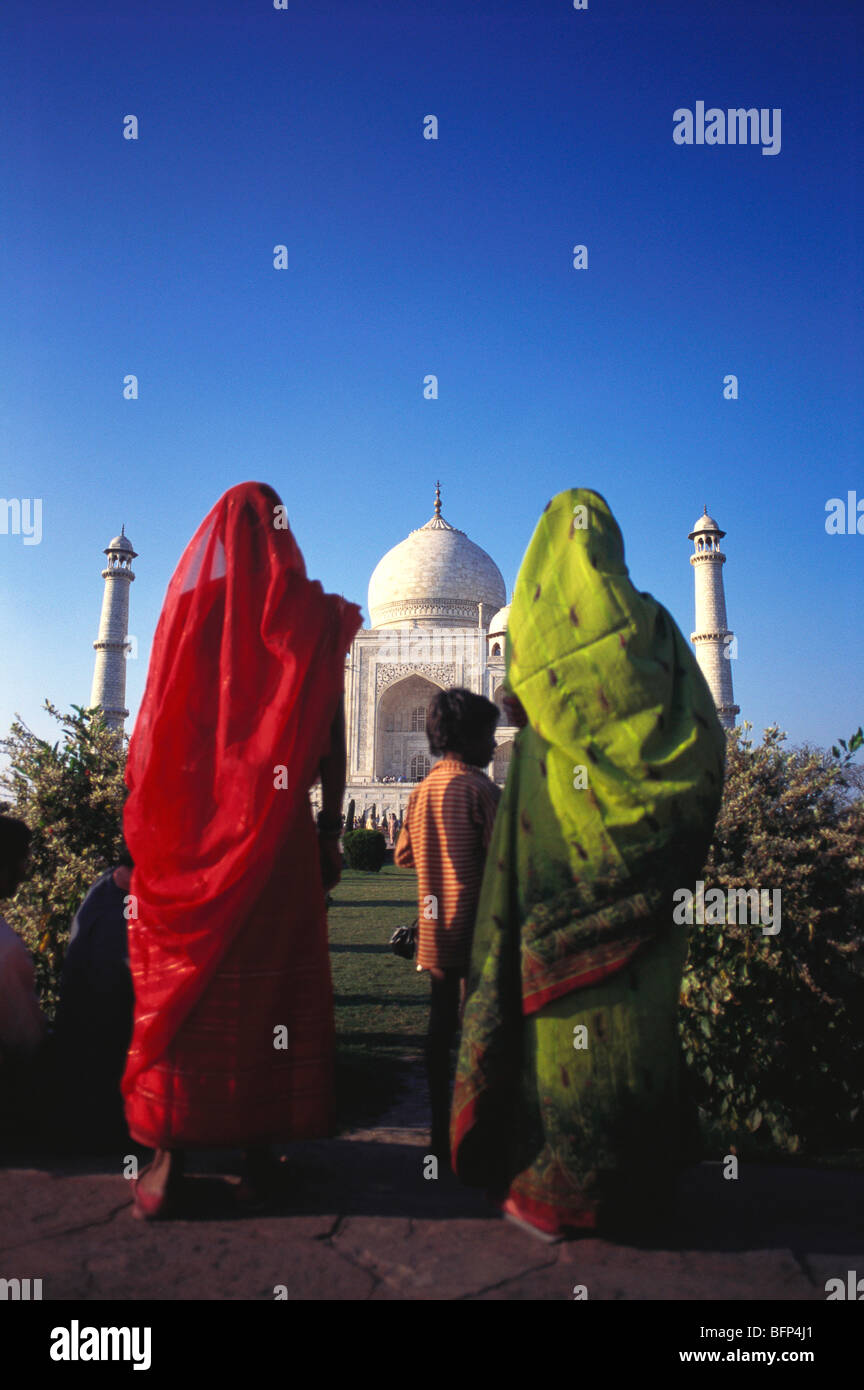 VHM 65881 : indian le donne delle zone rurali a guardare vedendo il Taj Mahal di Agra Uttar Pradesh, India Foto Stock