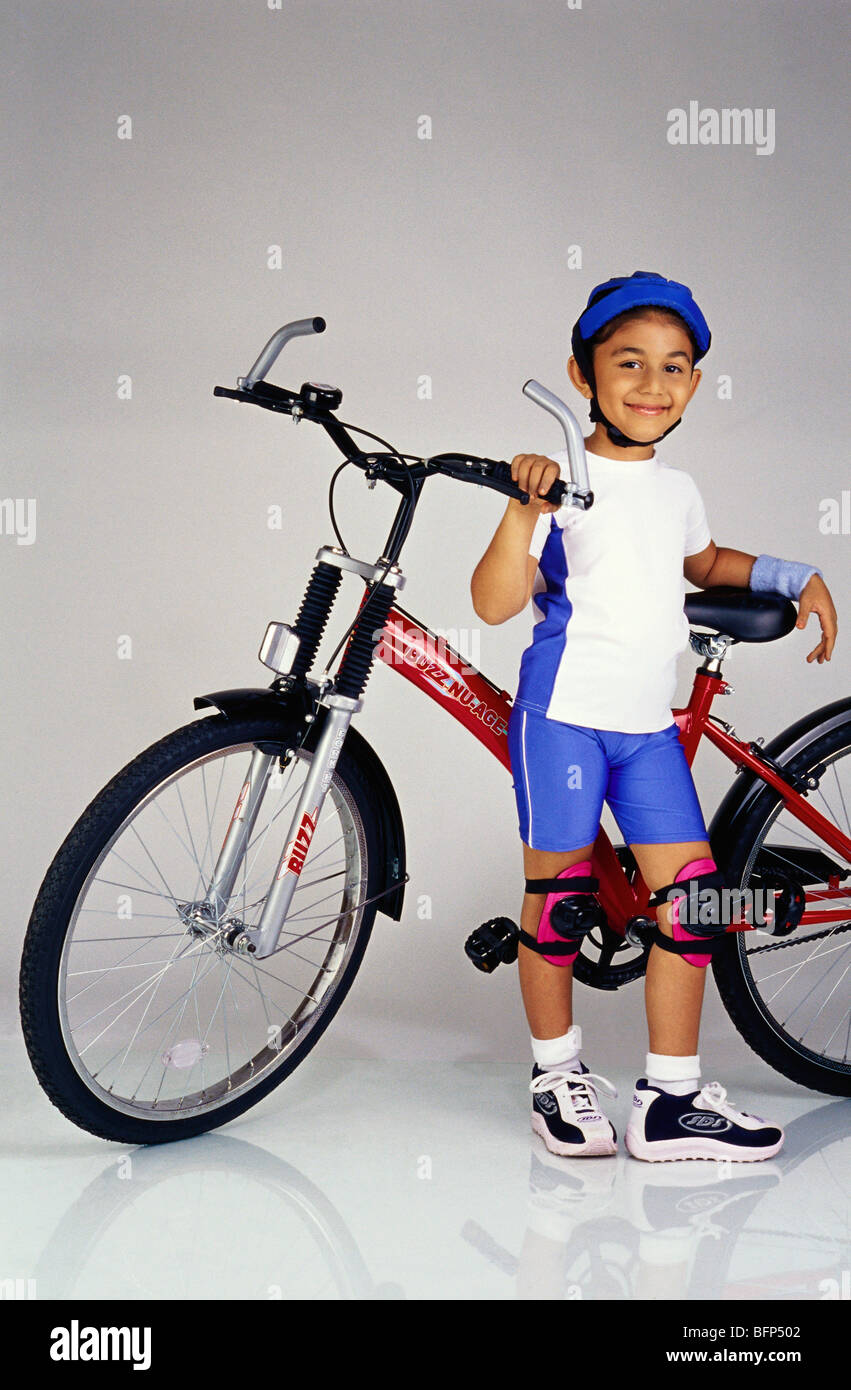 Ragazzo vestito da ciclista con ciclo signor#501 Foto stock - Alamy