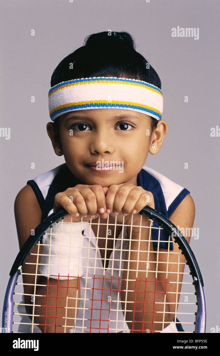 Ragazza indiana in abito fantasia costume di tennis con racchetta ; India ; Asia ; MR 500 Foto Stock