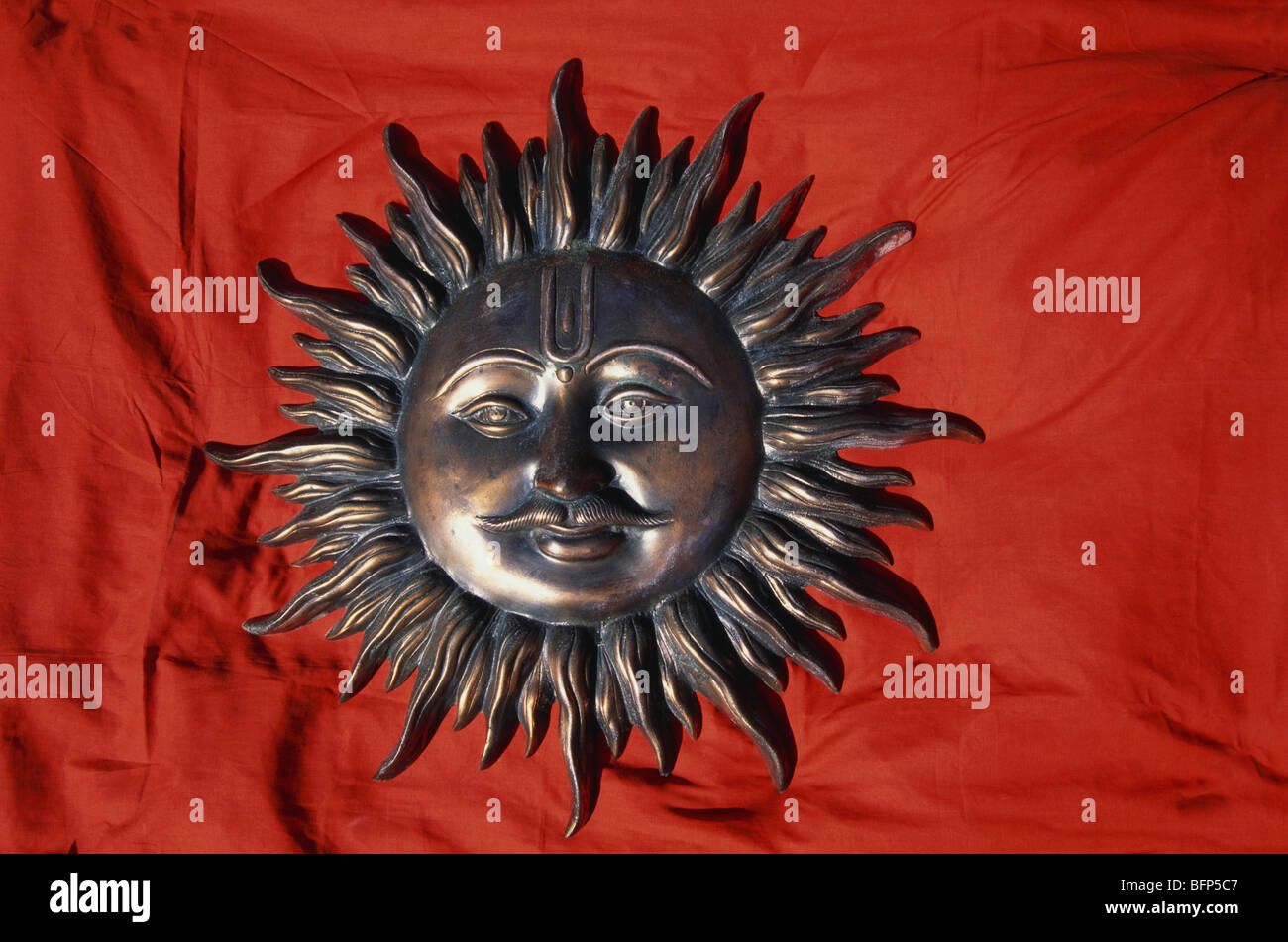 Simbolo del sole su sfondo rosso ; India ; asia Foto Stock
