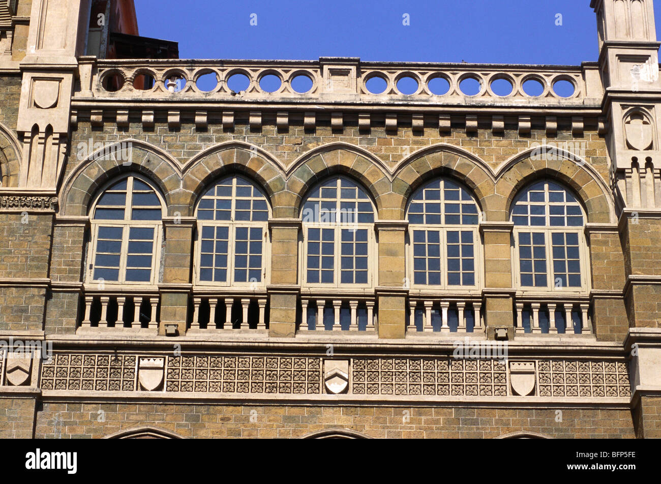 NMK 63847 : facciata decorata ad archi e finestre del balcone di Elphinstone College , Fort , Bombay Mumbai , Maharashtra , India Foto Stock