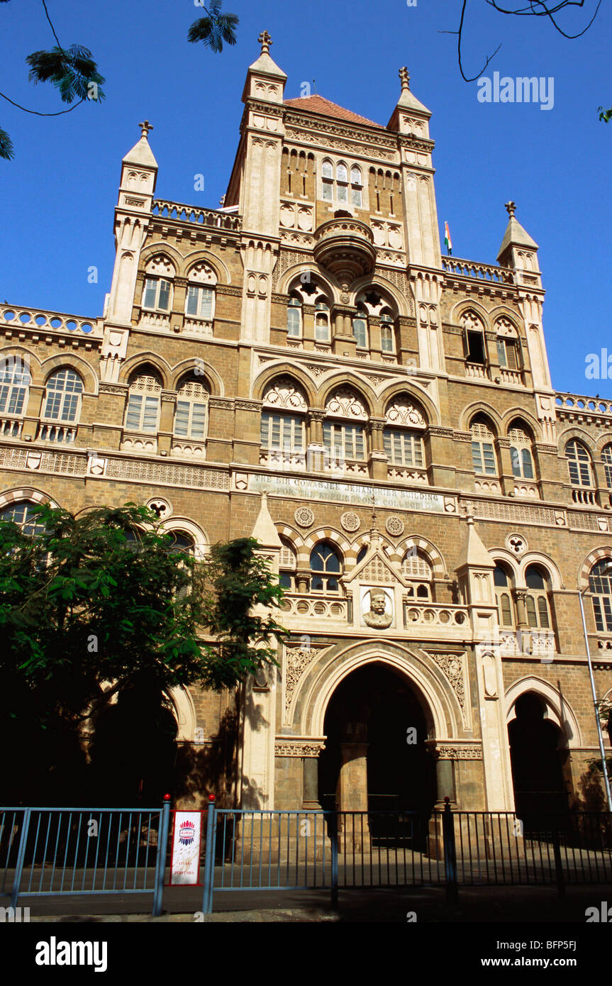 Facciata decorata di Elphinstone College , Fort , Bombay , Mumbai , Maharashtra , India , asia Foto Stock