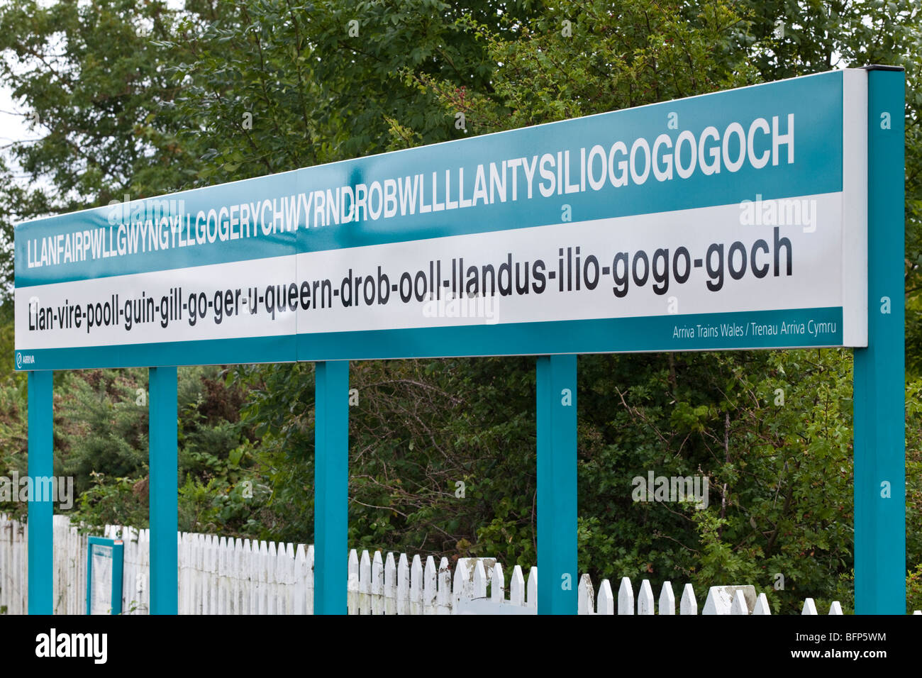 Cartello sulla piattaforma della stazione a Llanfairpwlgwyngylgogerychwyrndrobwlllantysiliogogoch, Isola di Anglesey, Galles del Nord Regno Unito Foto Stock