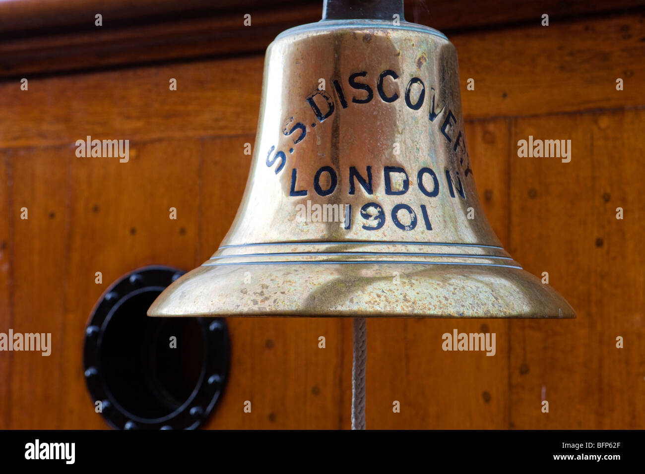 La nave è la campana della RRS Discovery ora ancorata a Dundee, Angus, Scozia Foto Stock