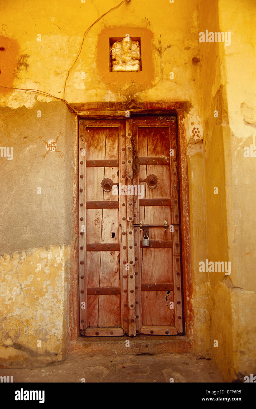 Porta chiusa del tempio Jagat Shiromani ; Ambra ; Jaipur ; Rajasthan ; India ; asia Foto Stock