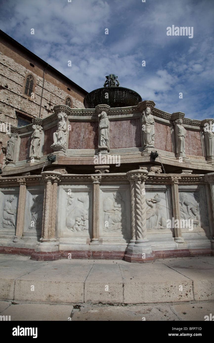 La Fontana Maggiore di fronte alla Cattedrale a Perugia Foto Stock