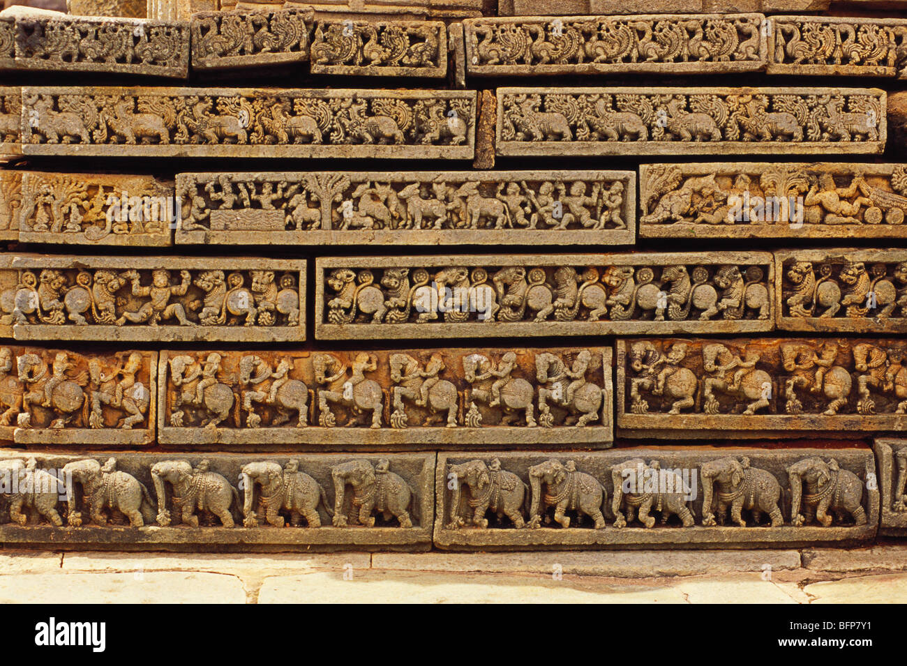 Rilievi Mahabharata ; Tempio di Hoysaleshwara ; Halebedu ; Halebidu ; Halebid ; Hassan ; Karnataka ; India ; Asia Foto Stock
