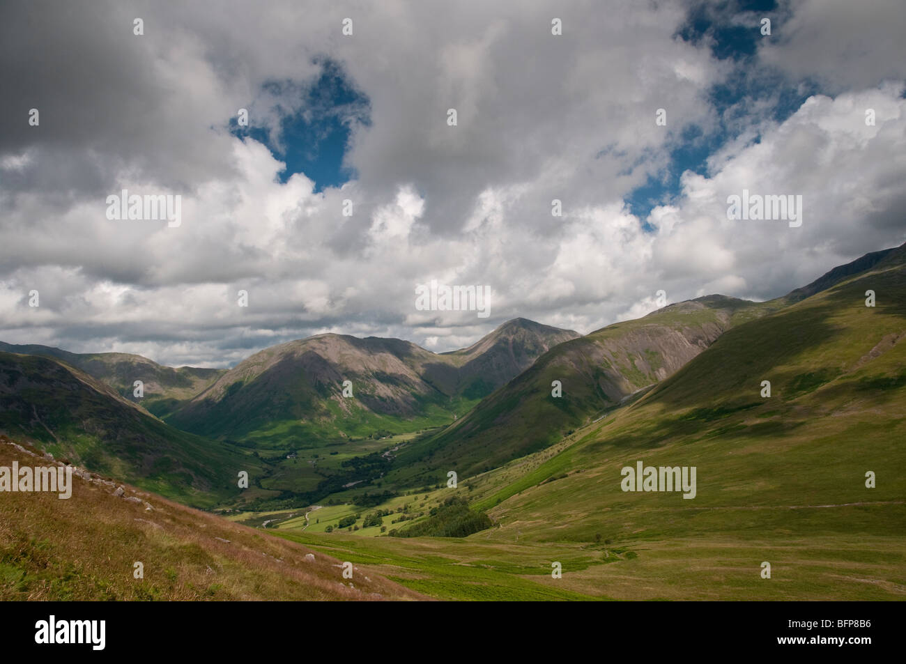 Le montagne alle spalle testa Wasdale come si vede dal timone Moor appena al di sotto della testa Illgill vertice. Le piste di Scafell inizia a destra Foto Stock