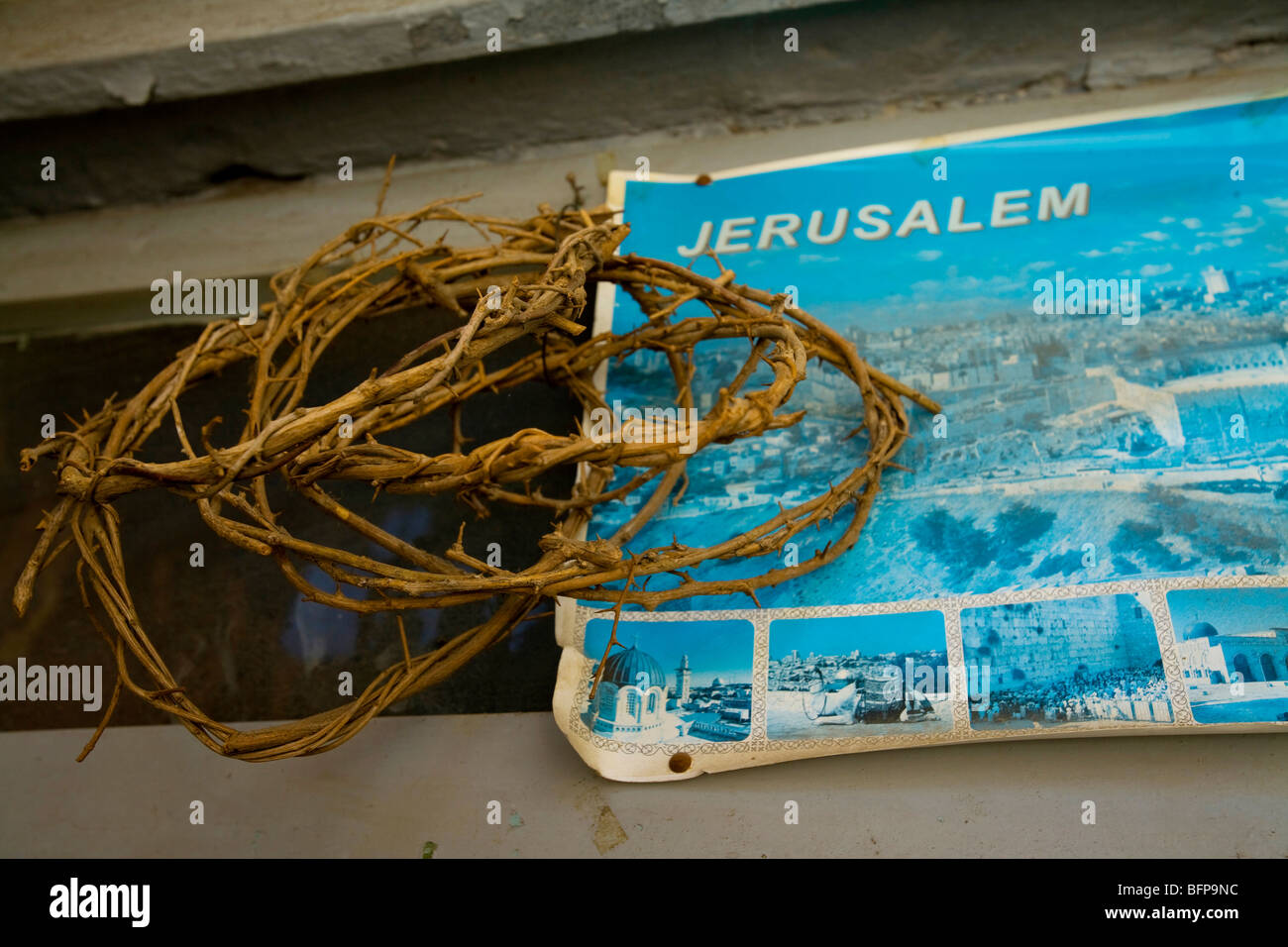 Negozio di souvenir con la corona di spine di Gesù Cristo e mappa della città, Gerusalemme, Israele Foto Stock