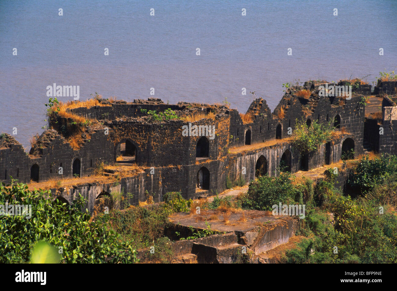 Rovine del forte dell'isola ; fortezza di Janjira ; fortezze di Murud ; Maharashtra ; India Foto Stock