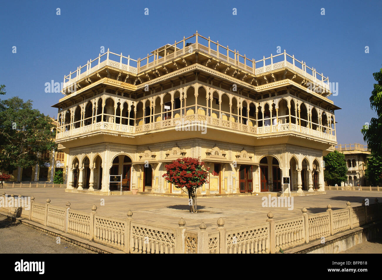 NMK 65567 : Mubarak Mahal ; (minutamente lago intagliato opera in marmo) ; City Palace Jaipur ; ; ; Rajasthan in India Foto Stock