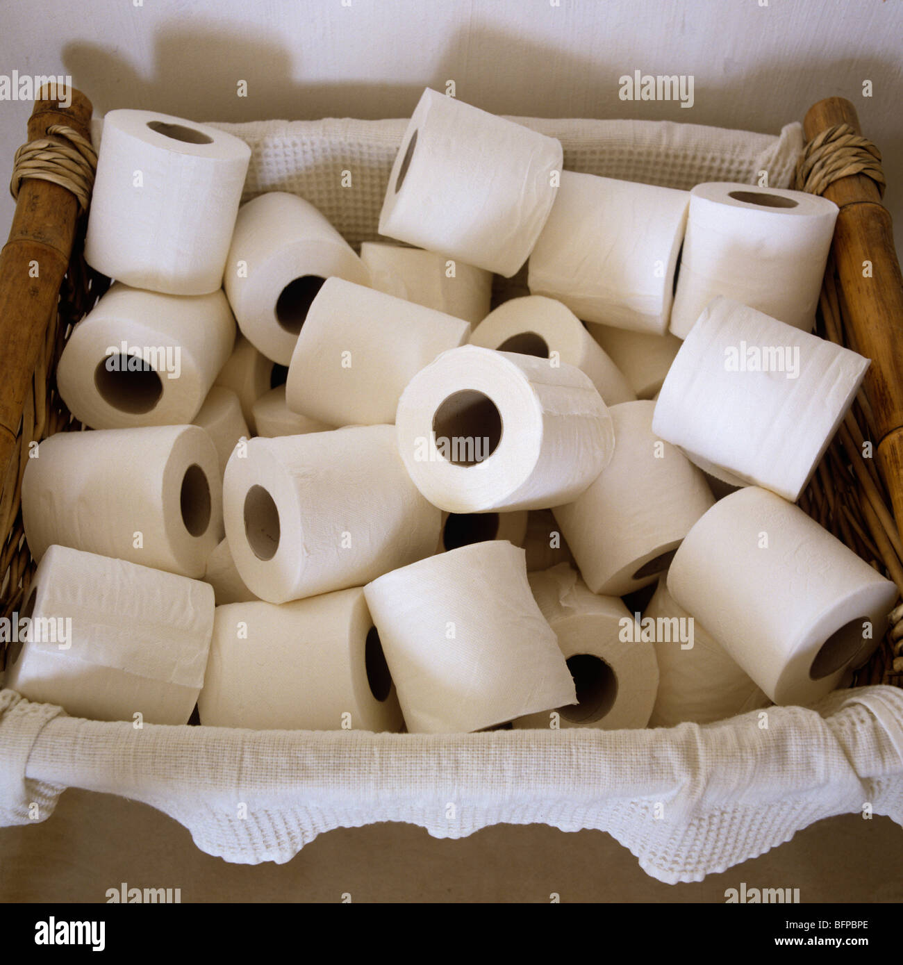 Cesto di loo roll/ rotolo di carta igienica Foto Stock