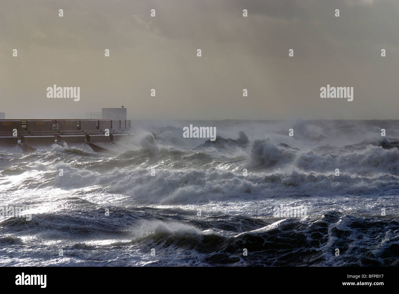 Onde di un mare tempestoso crash su Brighton Marina Foto Stock