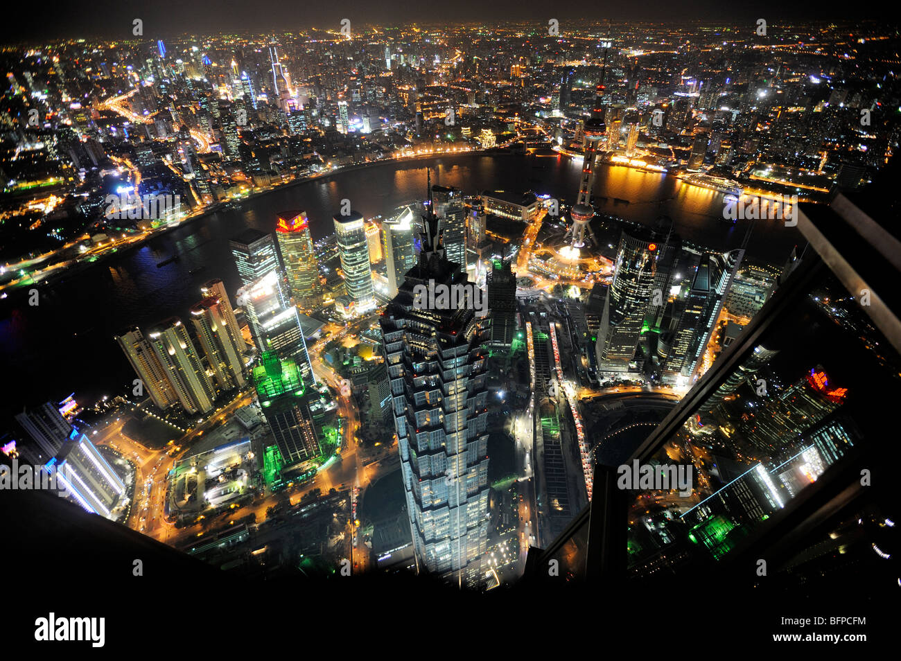 Vista notturna di Pudong distretto commerciale, Shanghai, Cina. 14-ott-2009 Foto Stock