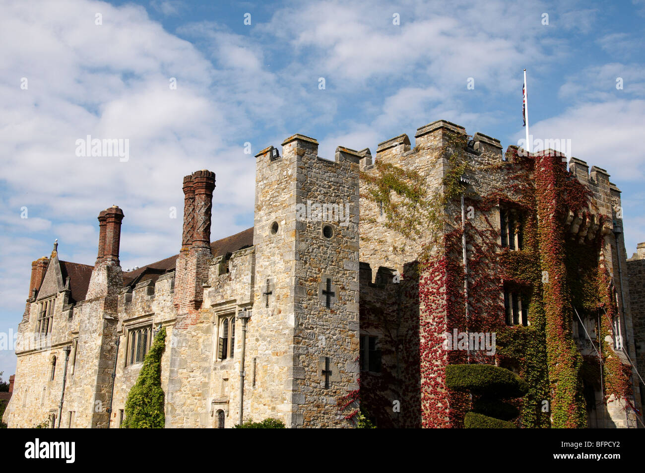 Un inglese un castello medievale con un cielo nuvoloso Foto Stock