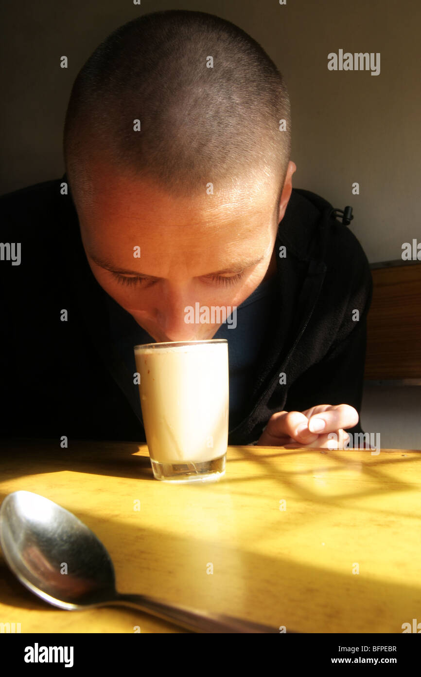 bevitore di caffè Foto Stock