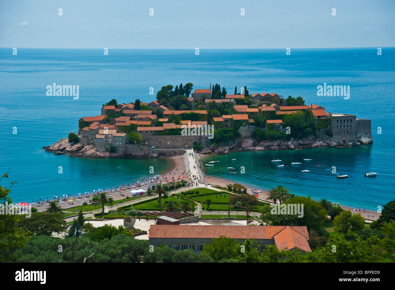 Isola di Sveti Stefan con Aman Resort vicino Budvar, Montenegro Foto Stock