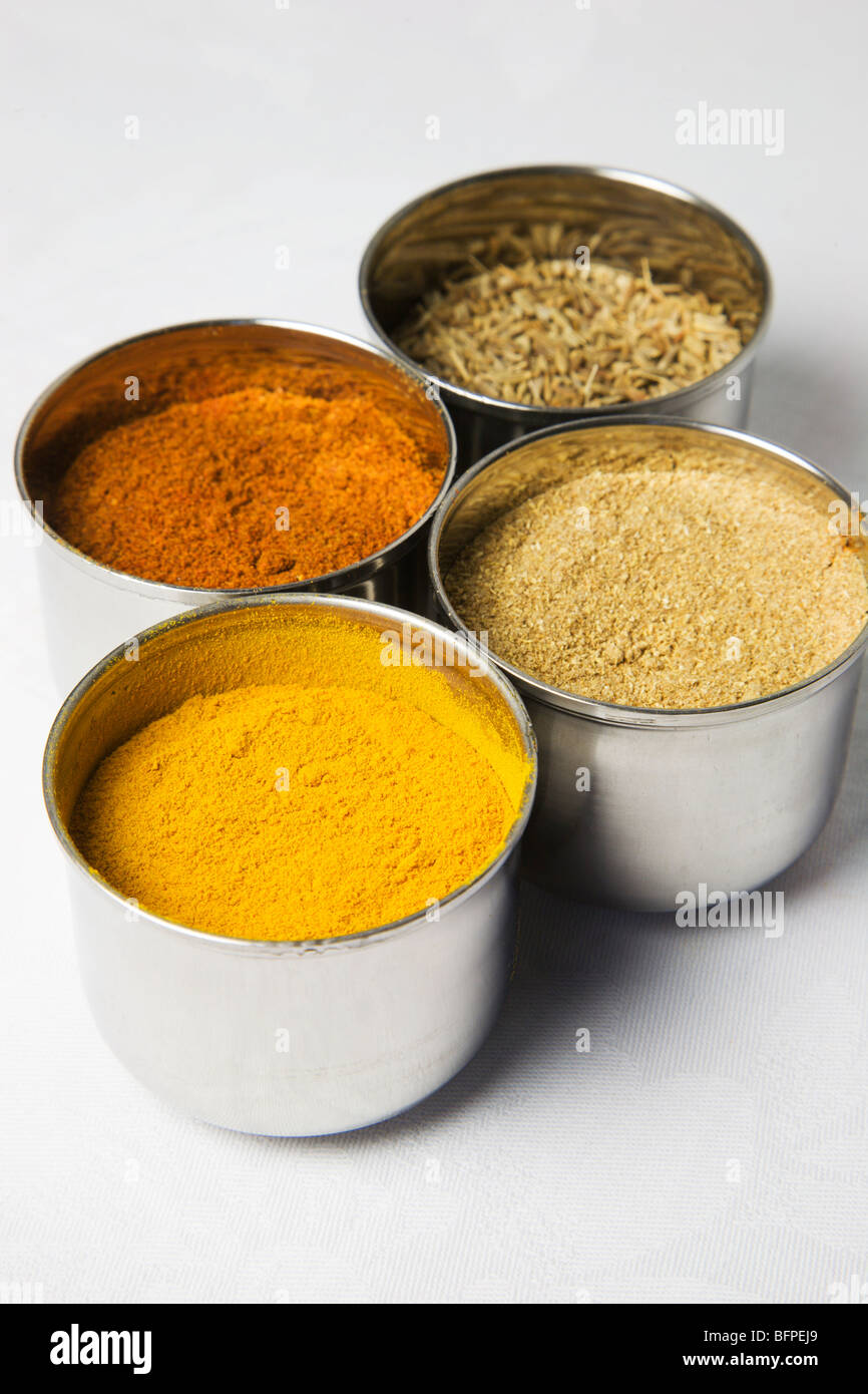 Cumino Semi Caldo Chili Polvere Curcuma E Coriandolo Macinato In Pentole Di Acciaio Inossidabile Foto Stock Alamy