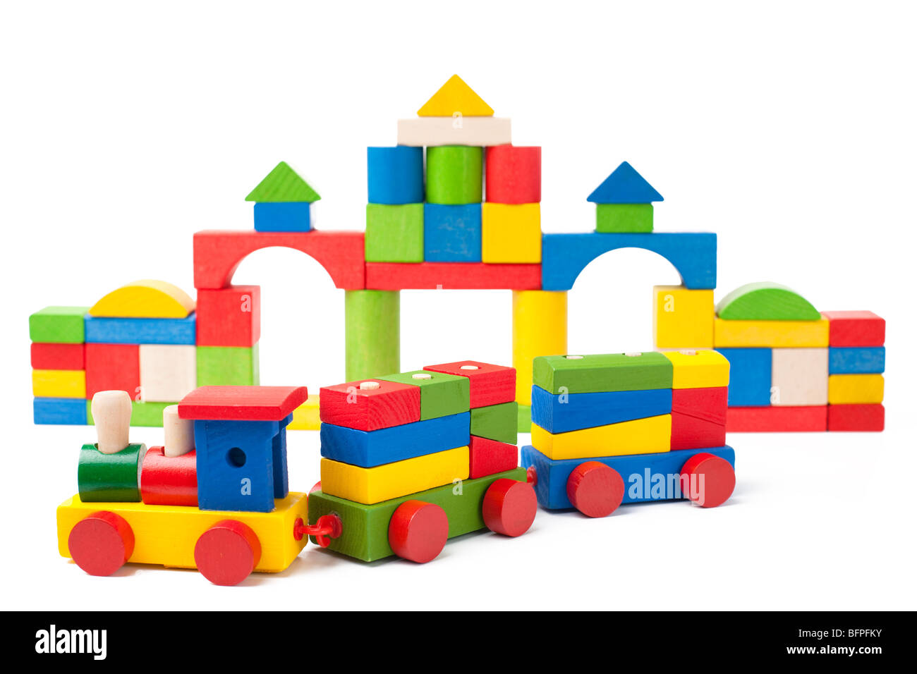 Colorato toy train e toy blocchi isolati su sfondo bianco Foto Stock