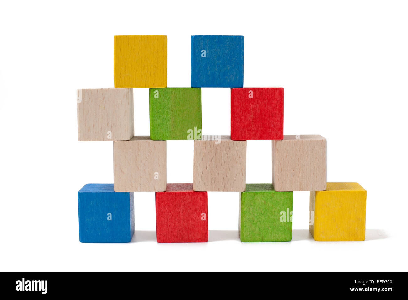In legno colorato blocchi giocattolo isolati su sfondo bianco Foto Stock