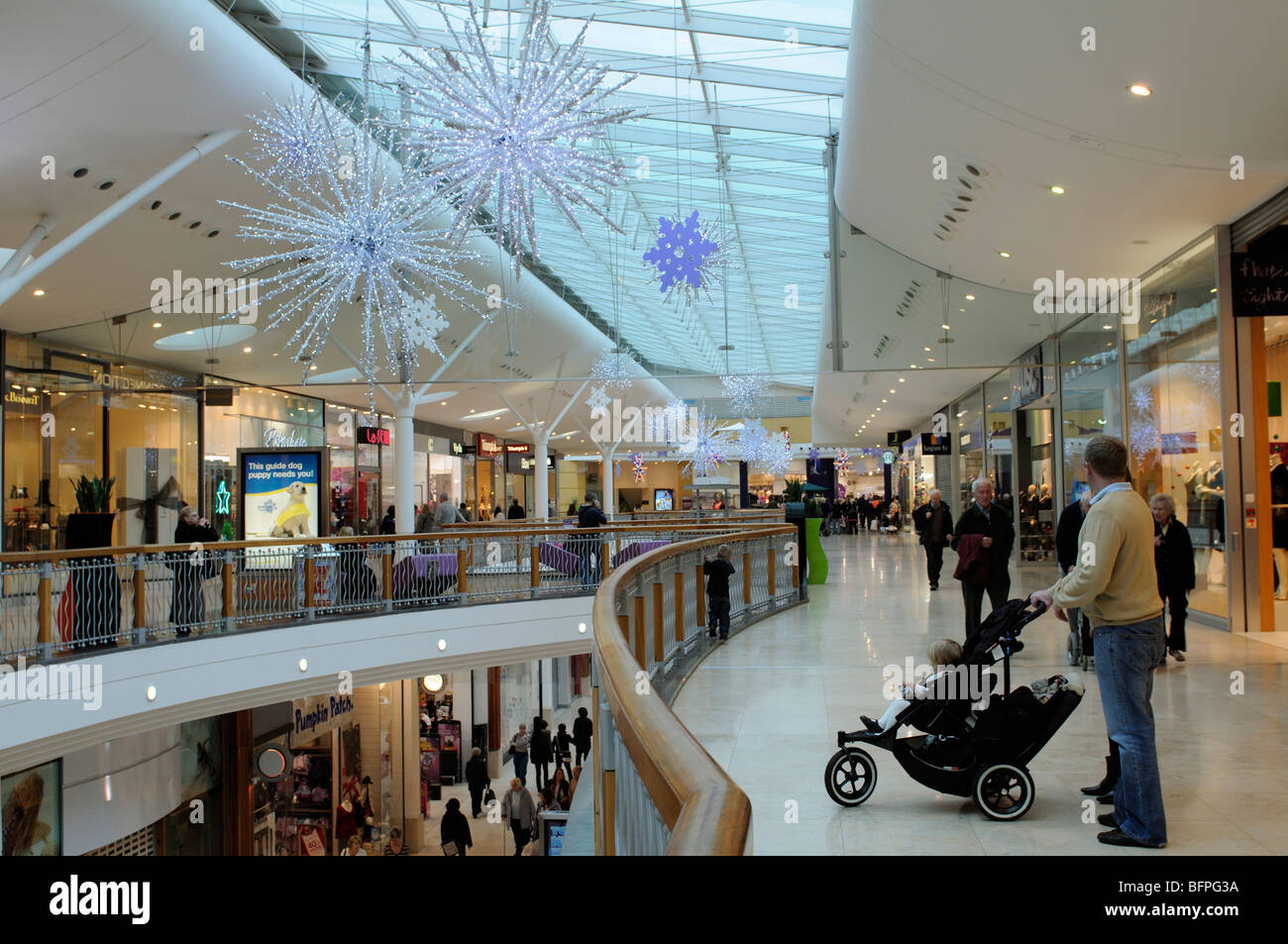 Christmas Shopper in luogo del festival il complesso shopping Basingstoke Hampshire Inghilterra Foto Stock