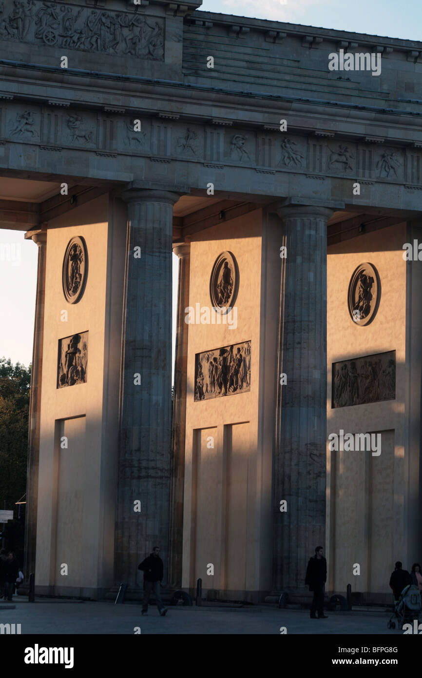 Le ombre della sera illuminando la Porta di Brandeburgo a Berlino Germania Foto Stock